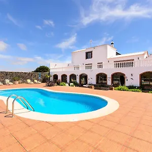 https://villa-clara-1.in-canary-islands.com
