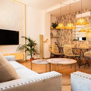 stylish-apartment-in-the-heart-of-malaga-with-pool.hotelsinnerja.org/